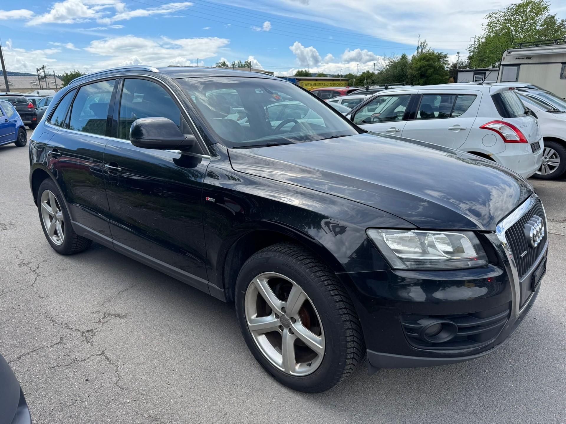 AUDI Q5 2.0 TDI quattro S Line-image-1