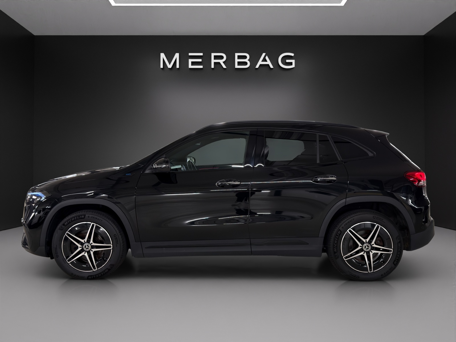 MERCEDES-BENZ EQA 300 AMG Line 4Matic-image-4