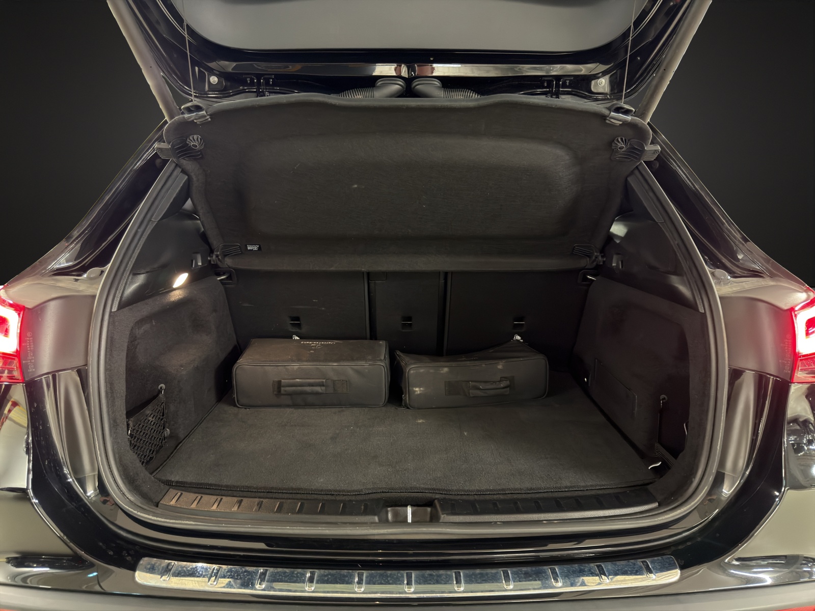 MERCEDES-BENZ EQA 300 AMG Line 4Matic-image-8