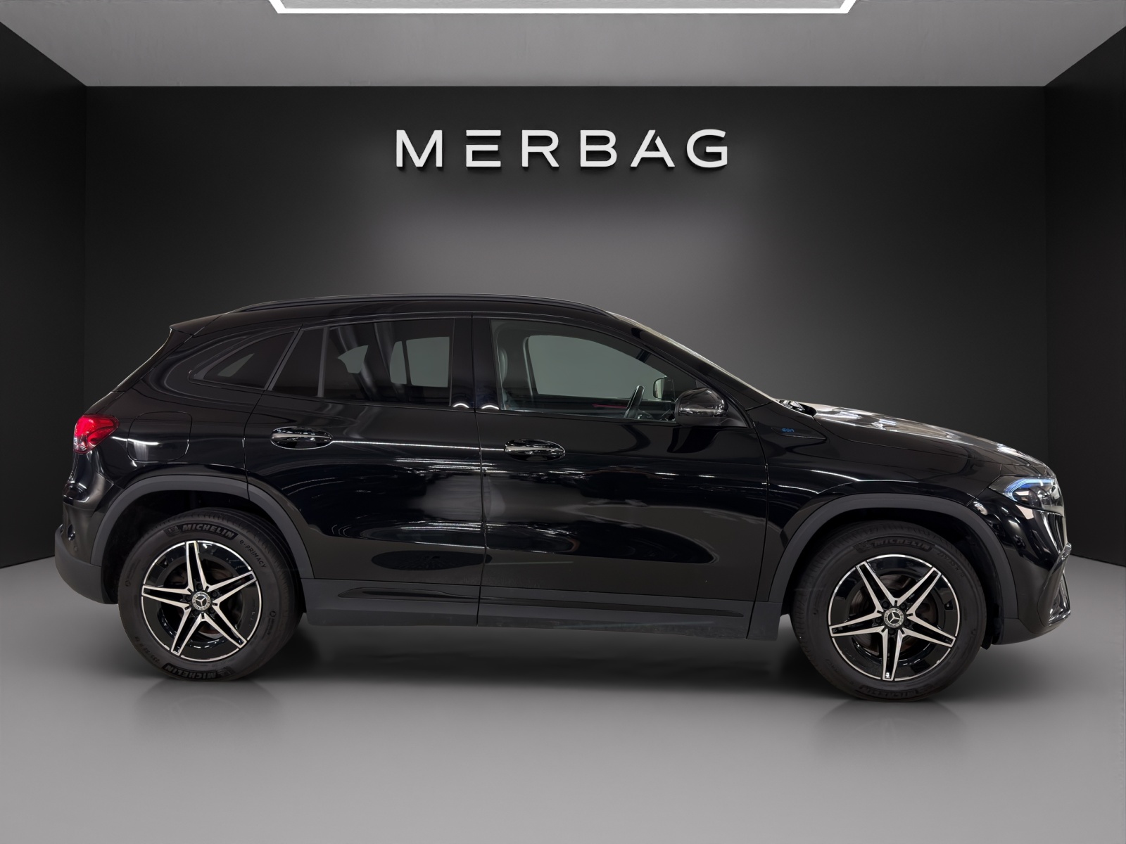 MERCEDES-BENZ EQA 300 AMG Line 4Matic-image-3