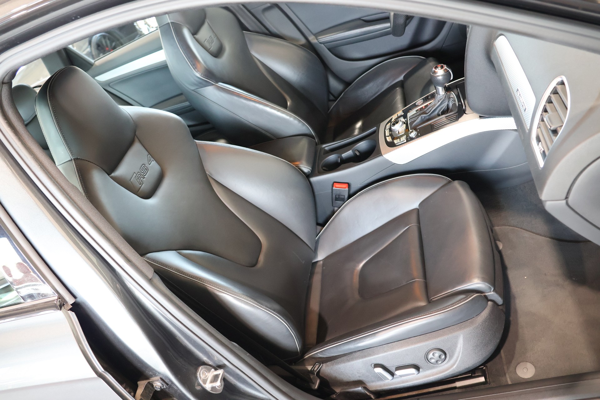 AUDI RS4 Avant 4.2 FSI V8 quattro S-tronic-image-13