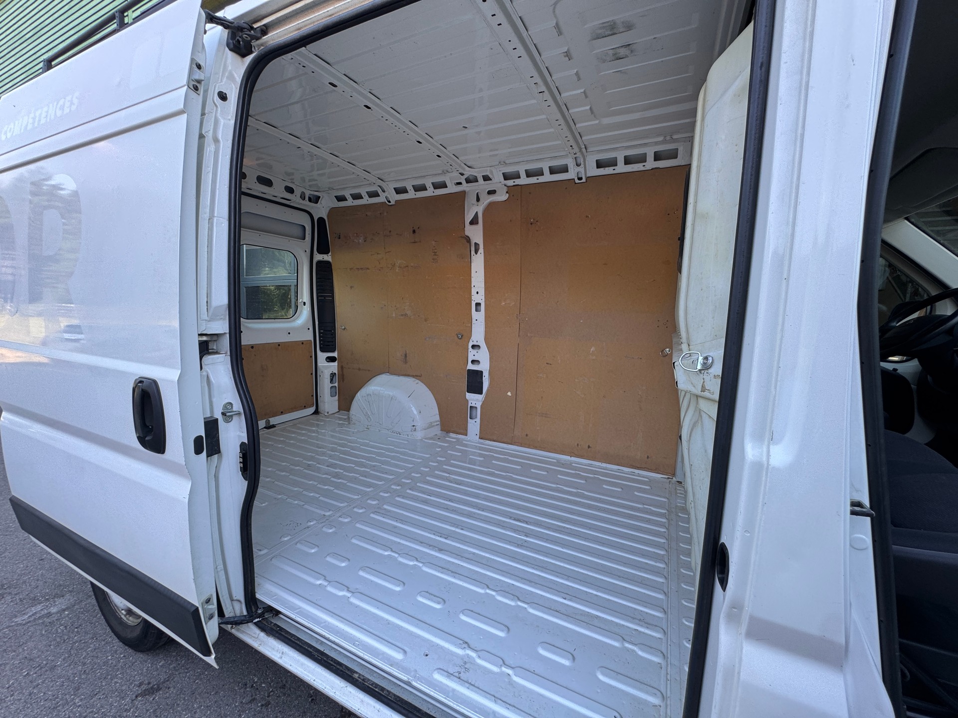 PEUGEOT Boxer 2.0 HDI 333 Allure L2H2-image-13