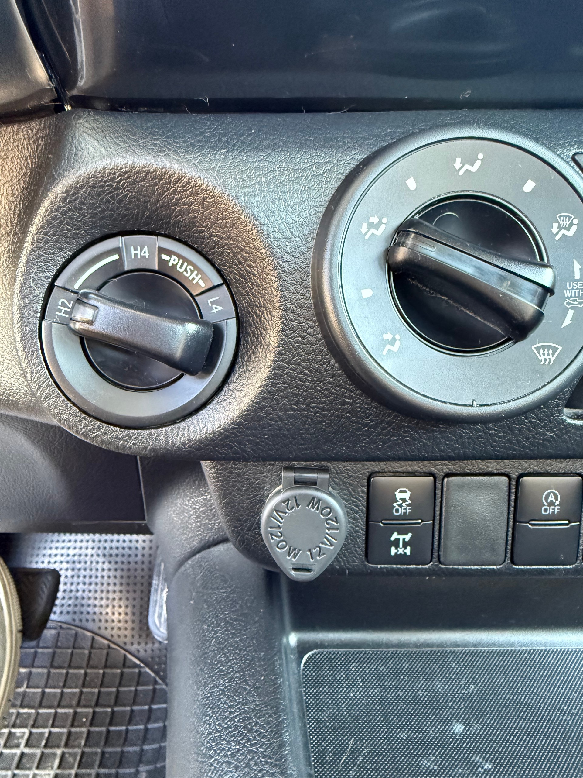 TOYOTA Hilux 2.4D-4D Comfort Extra Cab 4x4-image-13