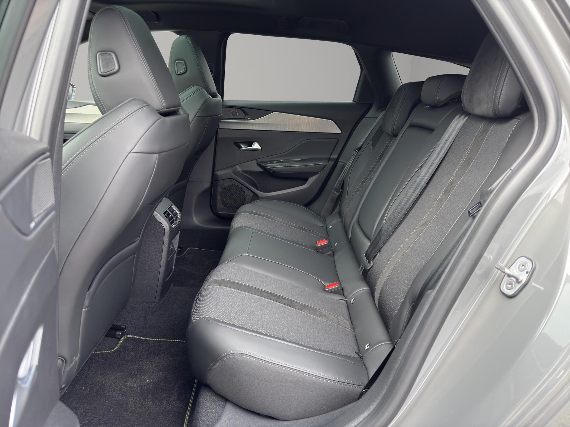 PEUGEOT 308 SW 1.2 Hybrid GT-image-9