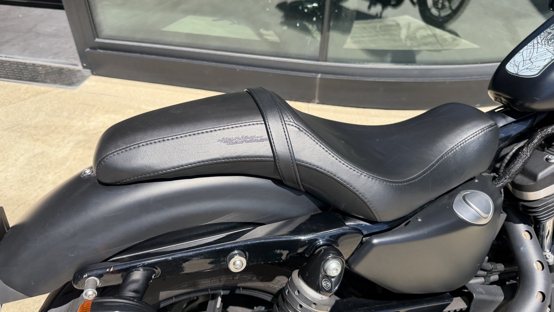 HARLEY-DAVIDSON XL 883 N Sportster Iron-showroom-element-3