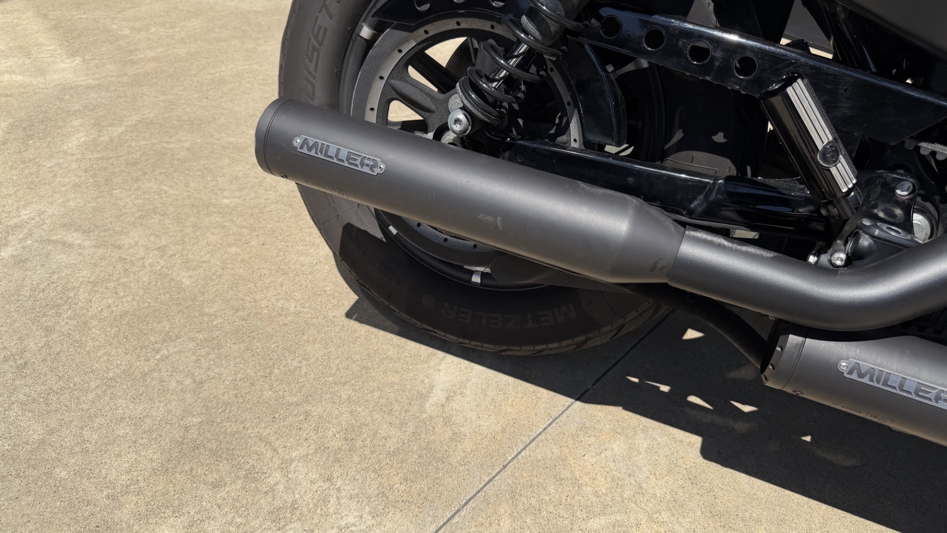HARLEY-DAVIDSON XL 883 N Sportster Iron-showroom-element-1