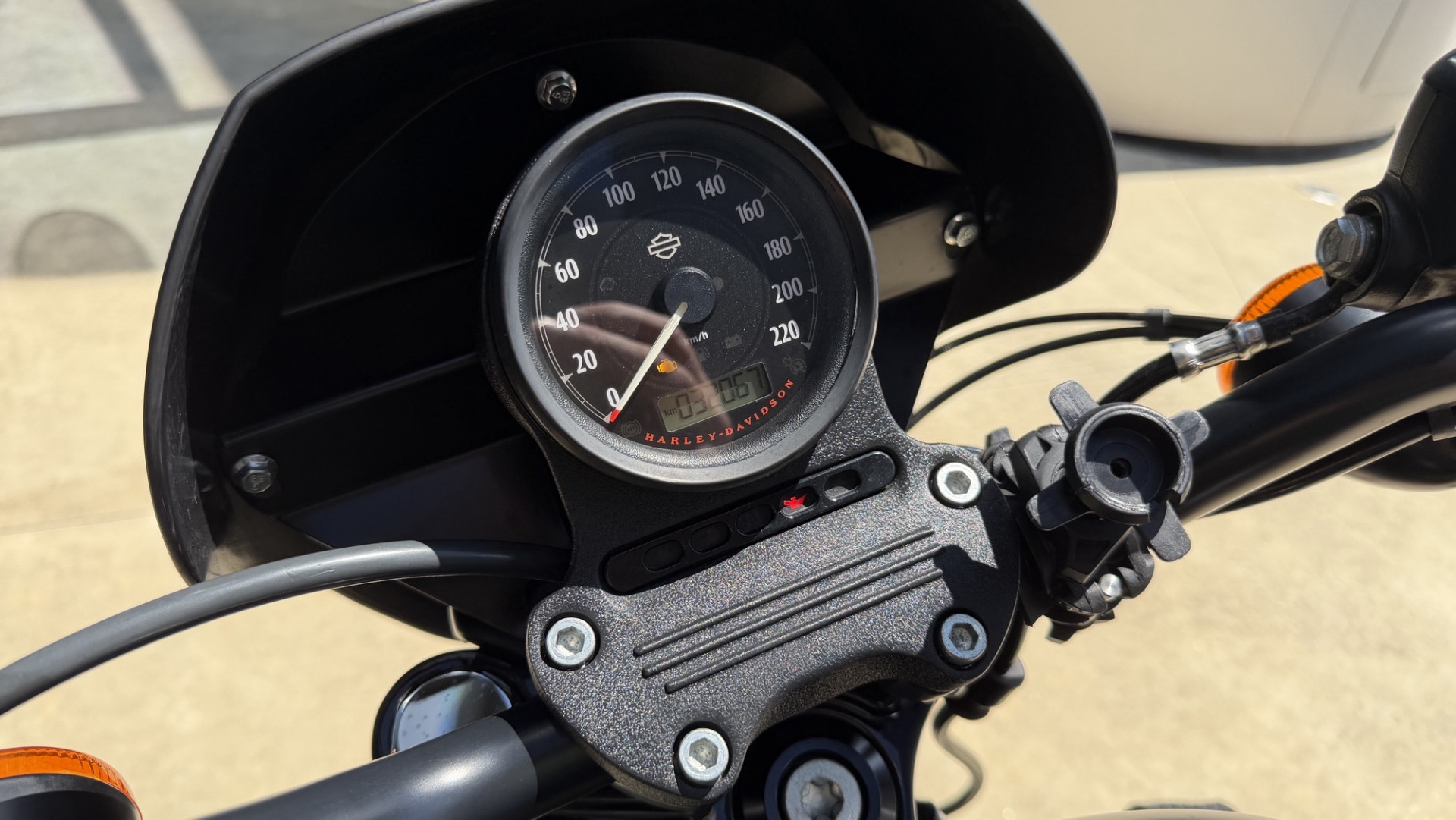 HARLEY-DAVIDSON XL 883 N Sportster Iron-image-4