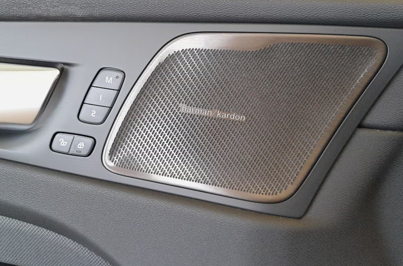 VOLVO XC60 T6 eAWD PluginHybrid Plus Dark Geartronic-image-12