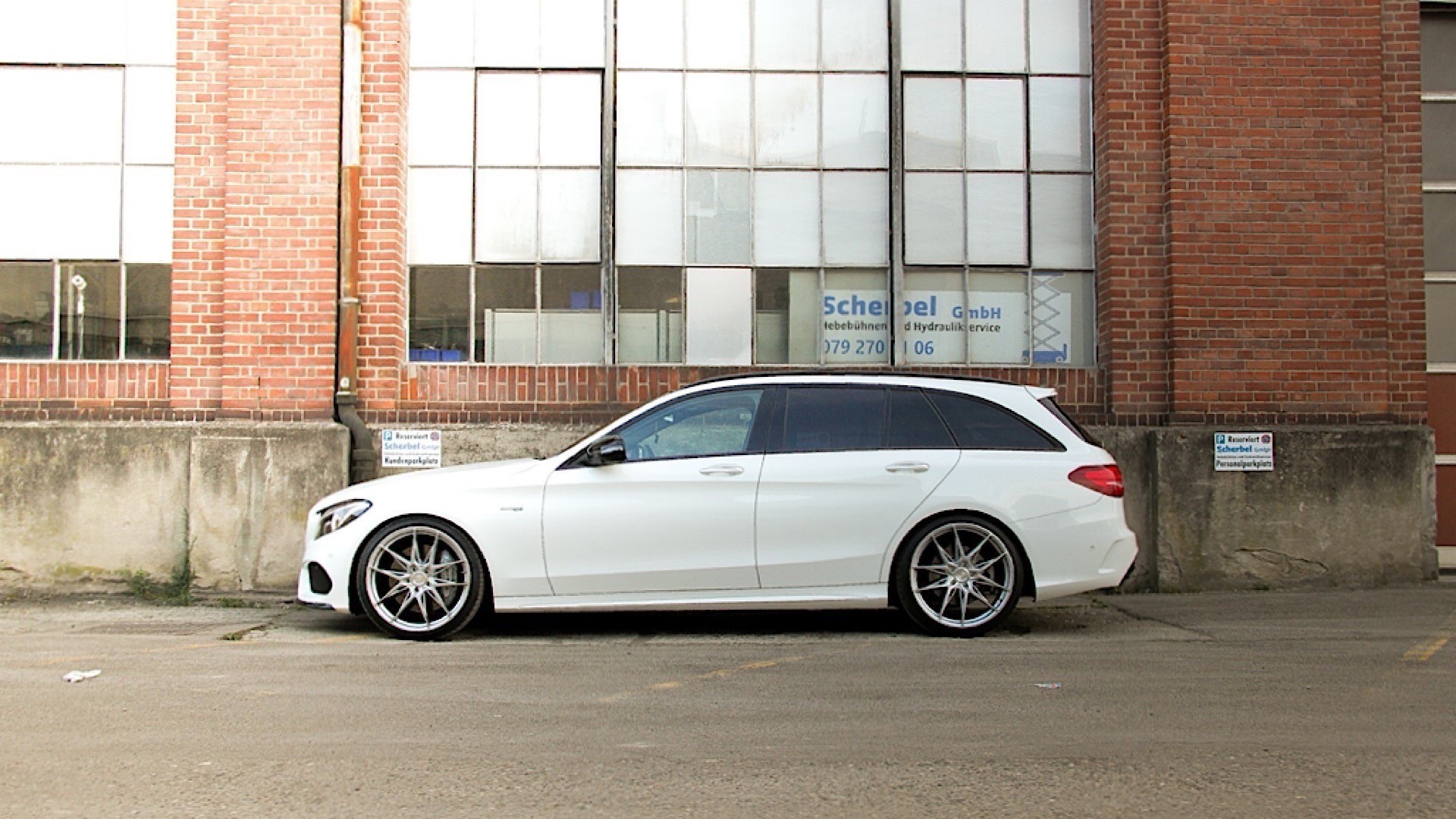 MERCEDES-BENZ C 43 AMG 4matic-image-3
