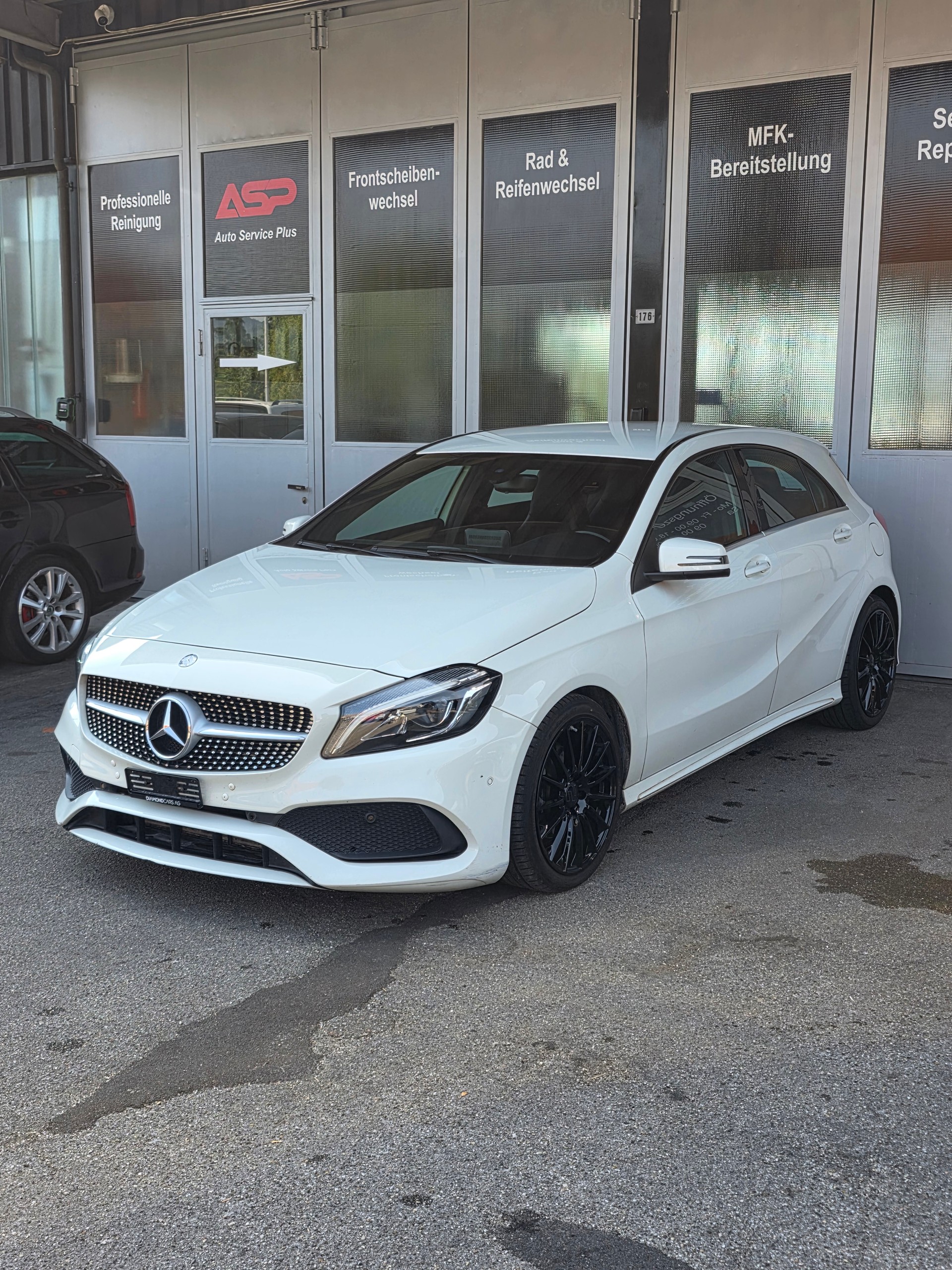 MERCEDES-BENZ A 180 *AMG Paket *Facelift *Led Scheinwerfer *Parksensoren-image-1