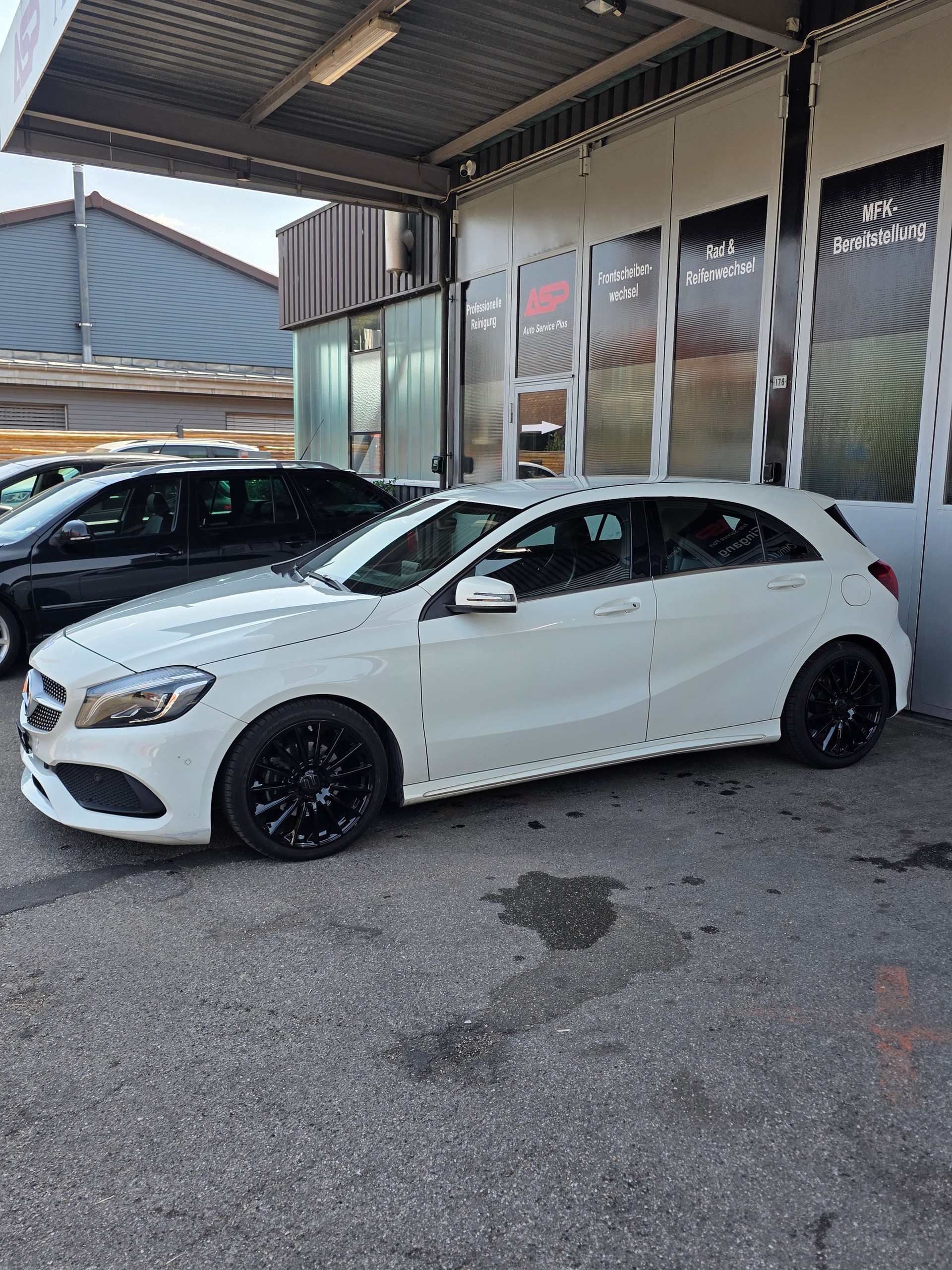 MERCEDES-BENZ A 180 *AMG Paket *Facelift *Led Scheinwerfer *Parksensoren-image-2