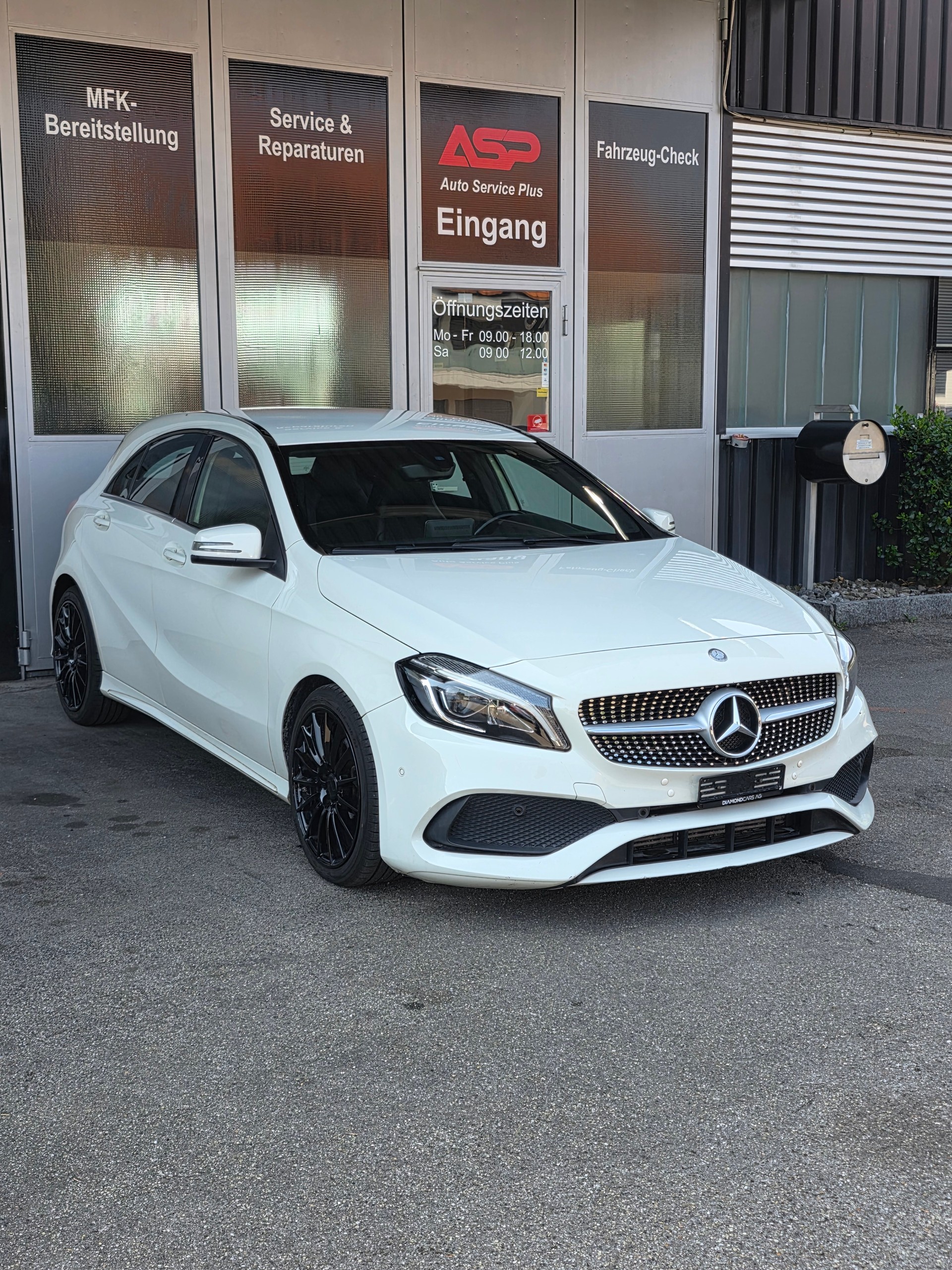 MERCEDES-BENZ A 180 *AMG Paket *Facelift *Led Scheinwerfer *Parksensoren-image-0