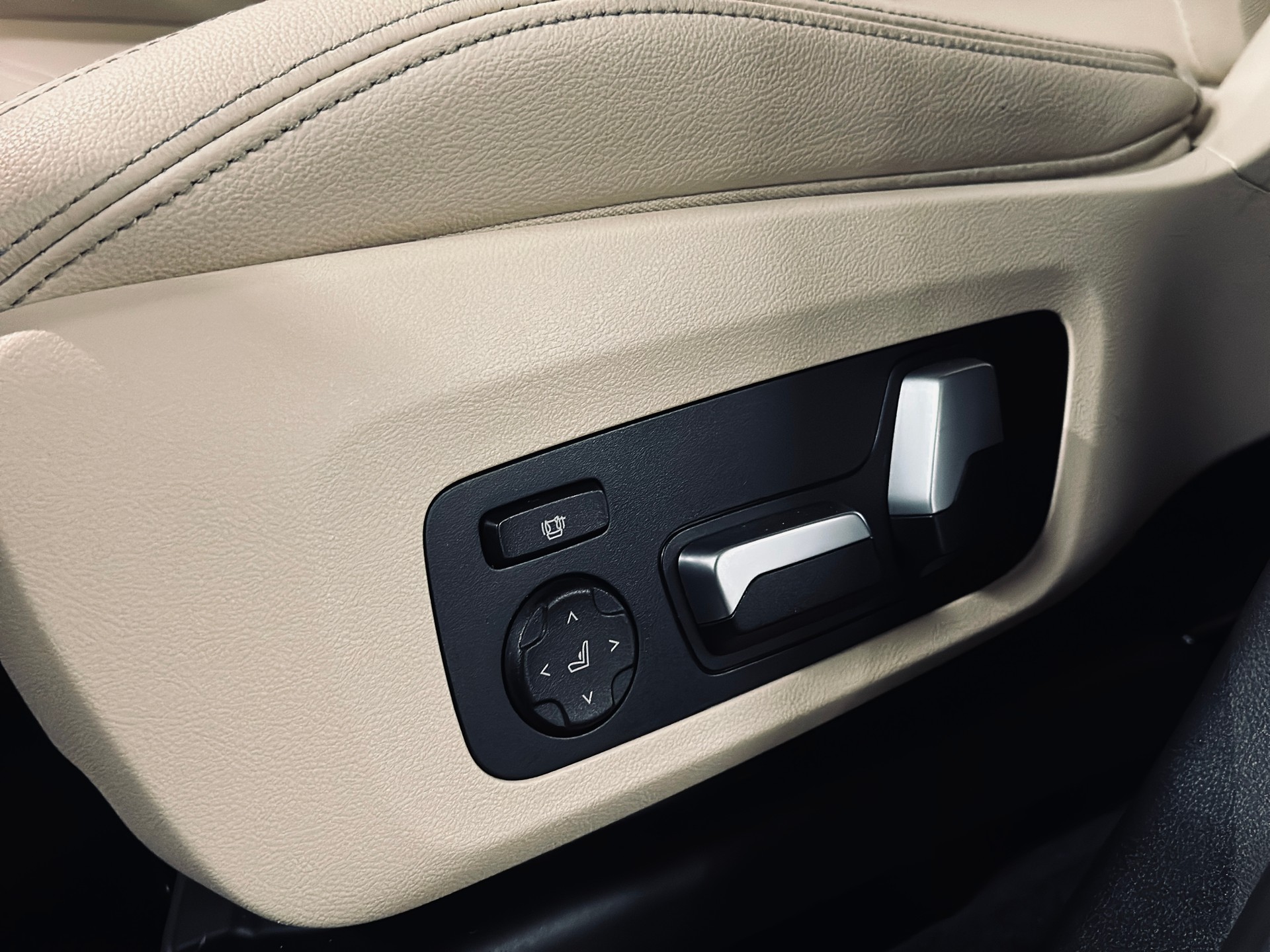 BMW X3 20d x-Drive Luxury Line-image-13