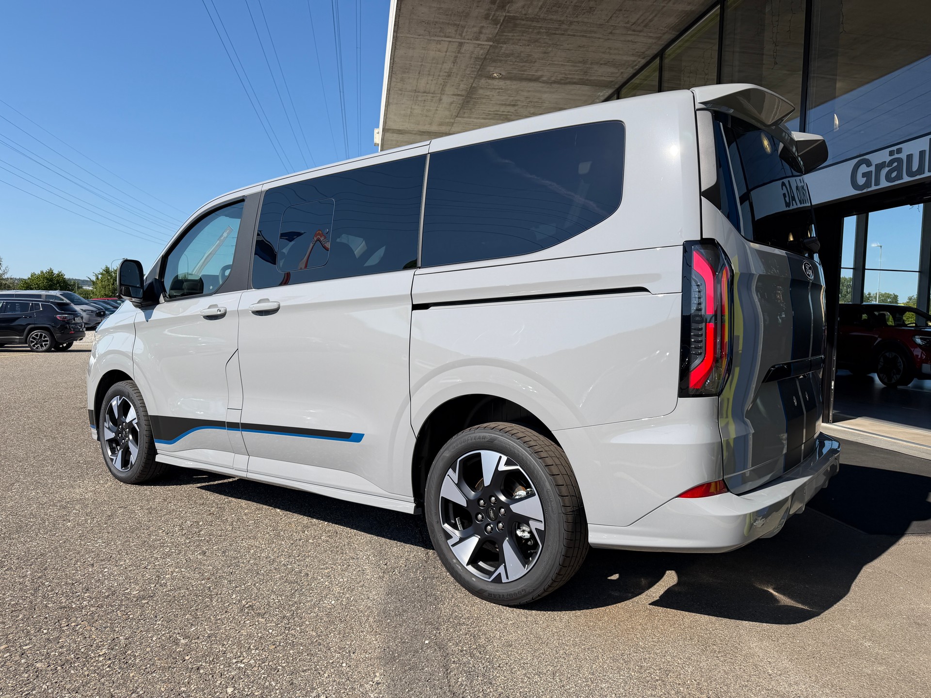 FORD Tourneo Bus 320 L1H1 Sport Automat 4x4-image-4