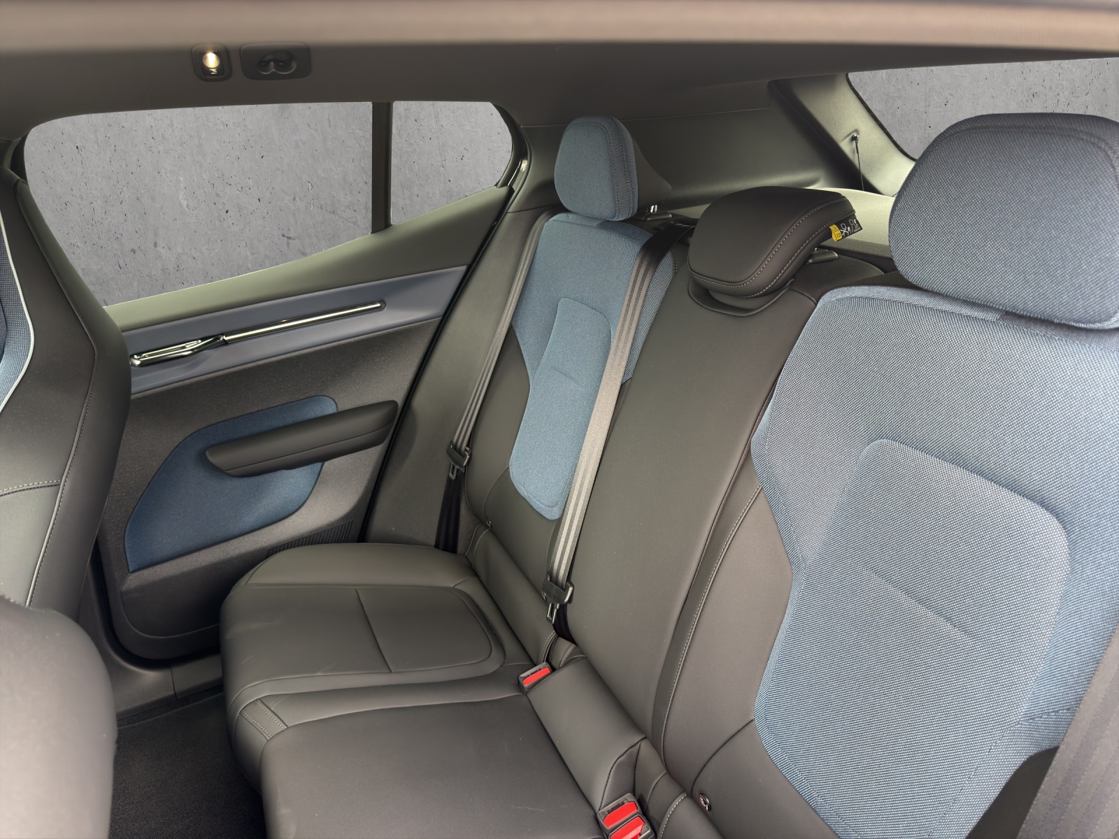 VOLVO EX30 E60 69kWh Twin Plus-image-12
