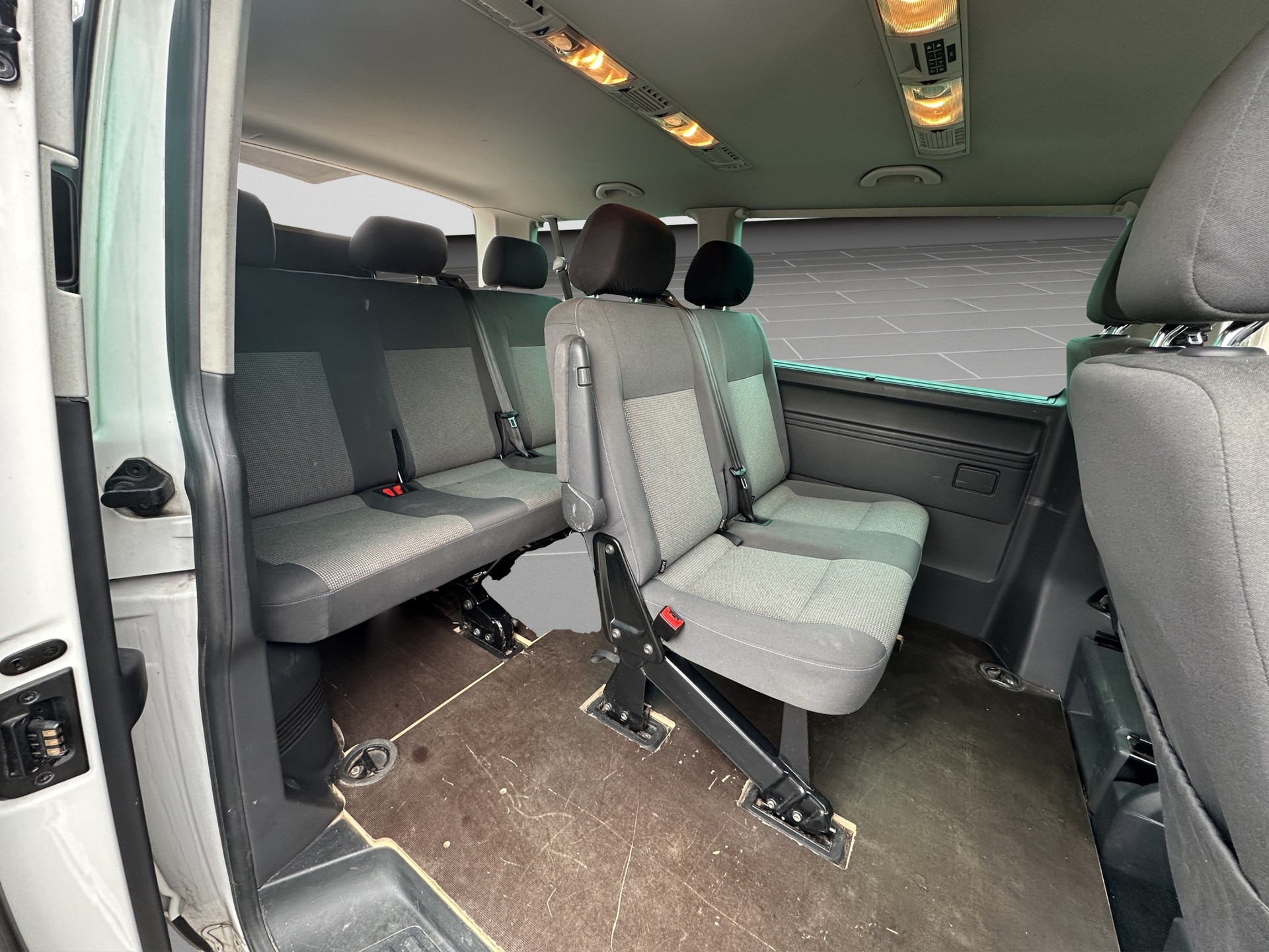 VW T5 Caravelle Comfortline 2.0 TDI CR DSG-image-11