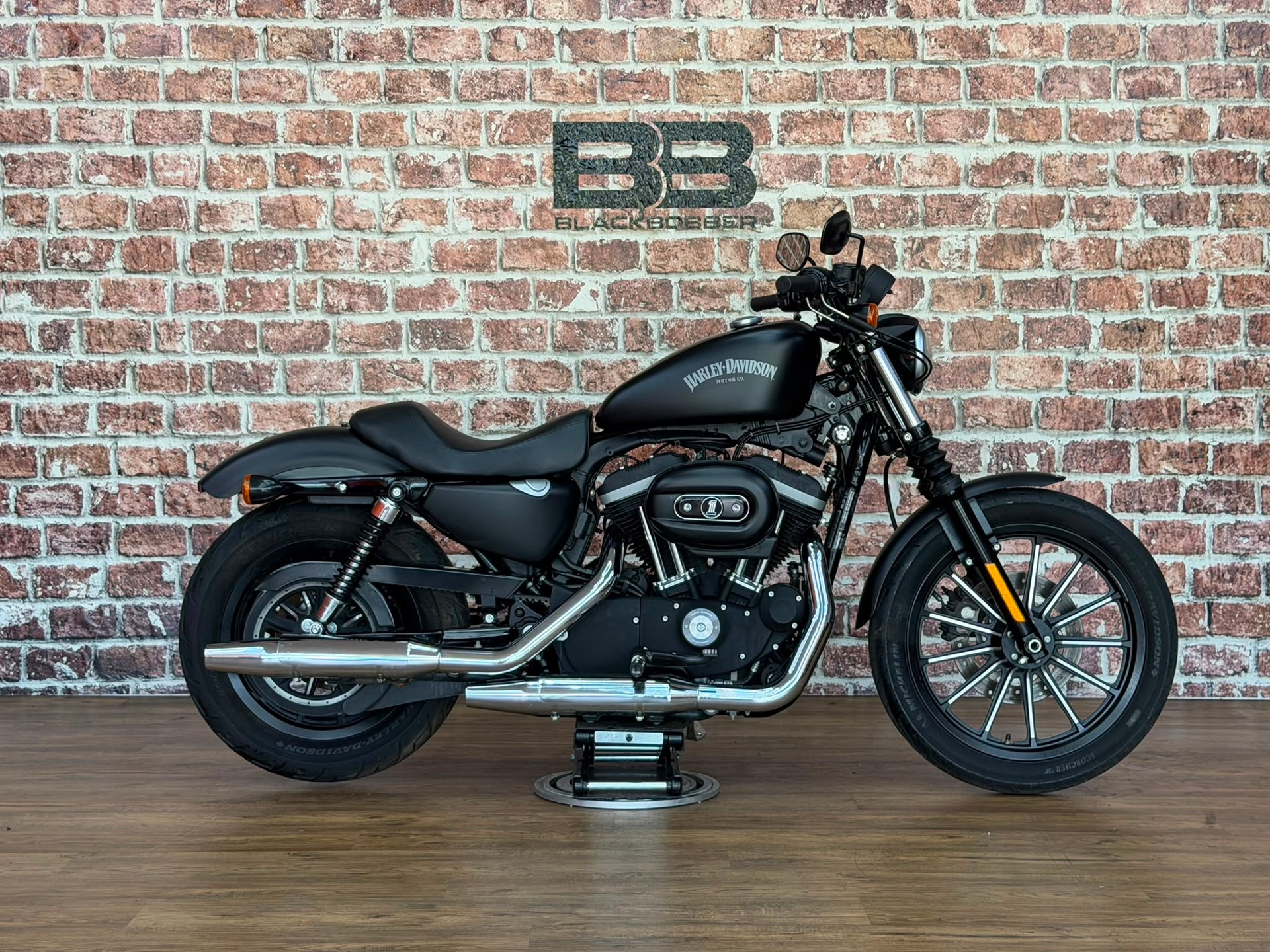 HARLEY-DAVIDSON XL 883 N Sportster Iron (25kW)-showroom-element-1