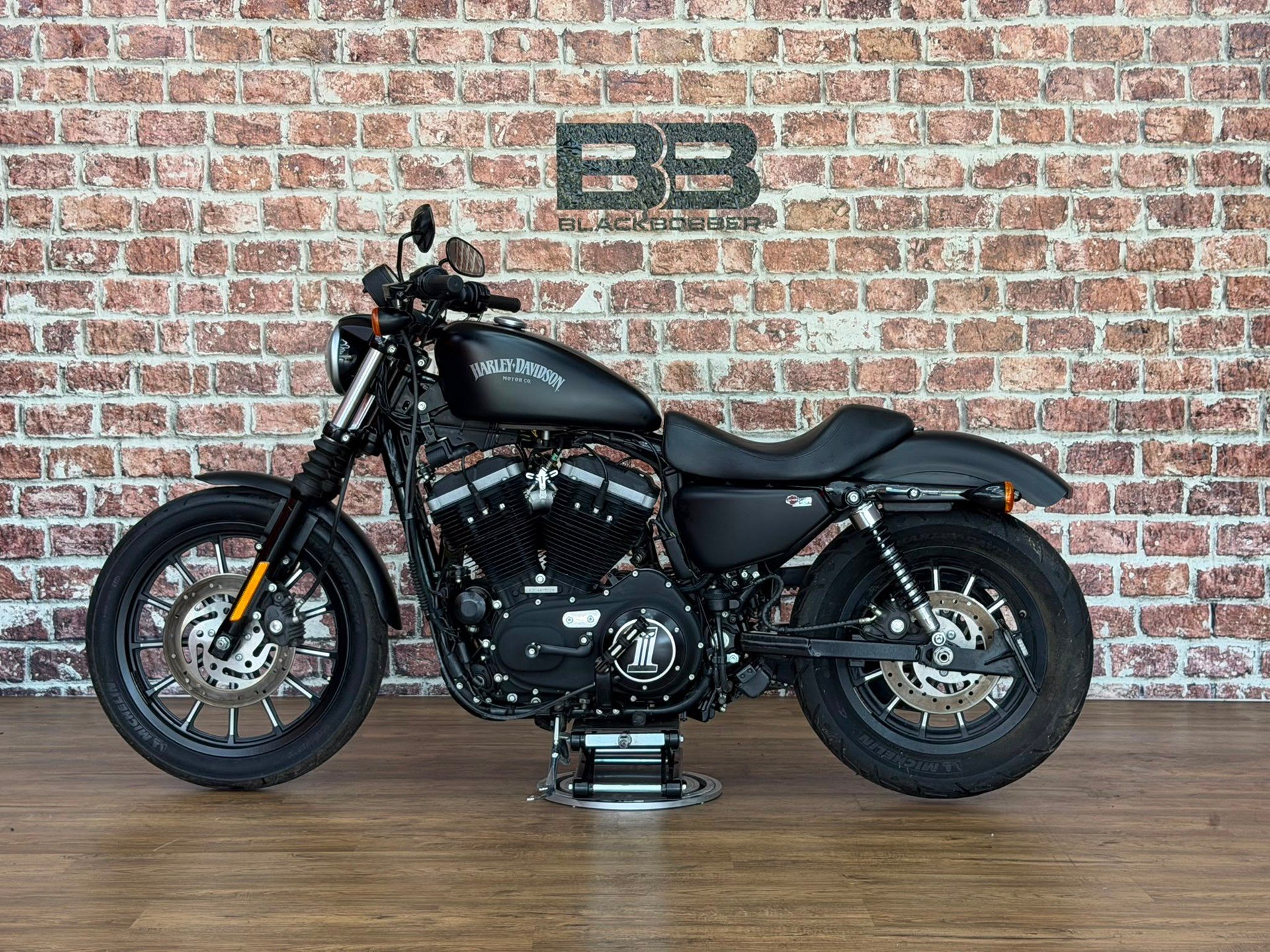 HARLEY-DAVIDSON XL 883 N Sportster Iron (25kW)-showroom-element-3