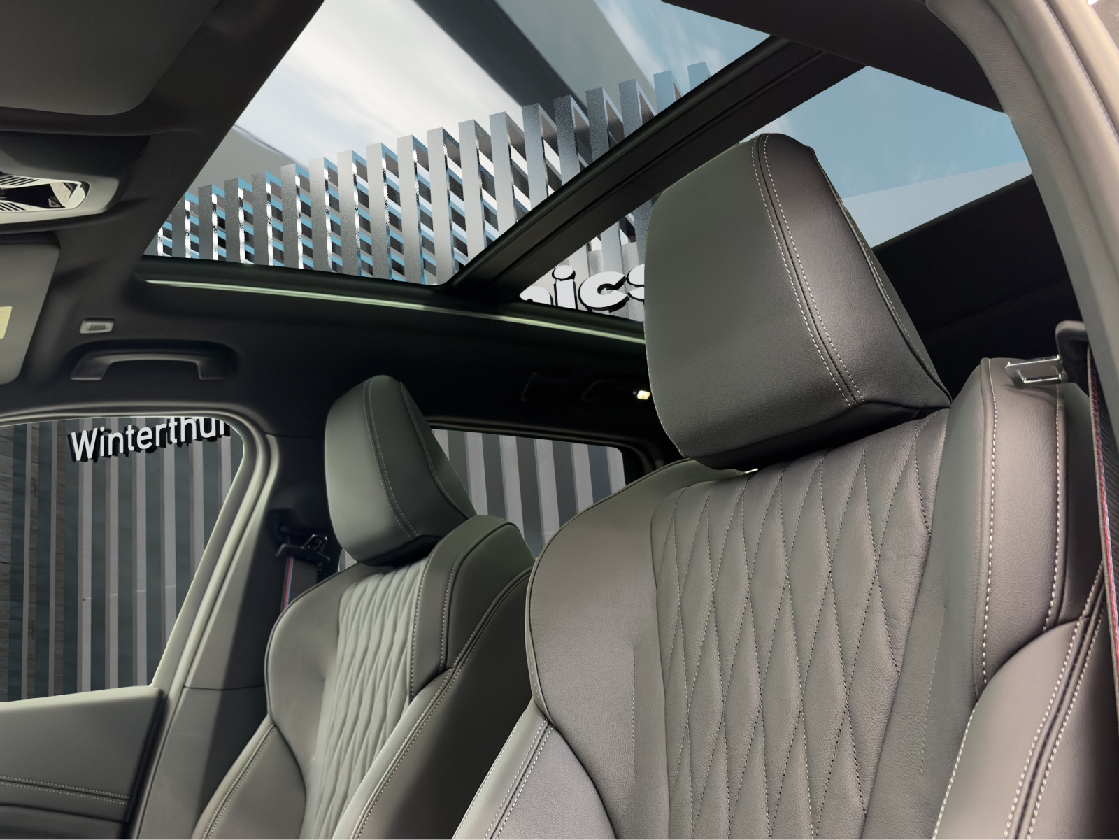 BMW X1 23i xDrive paddles-image-16
