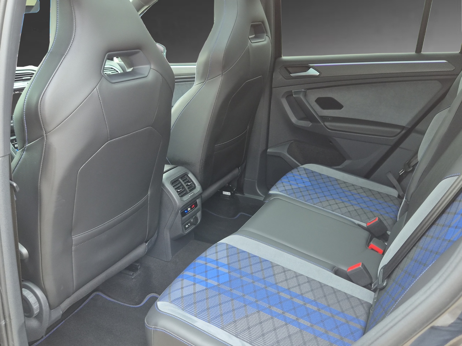 VW Tiguan 2.0TSI R 4Motion DSG-image-6
