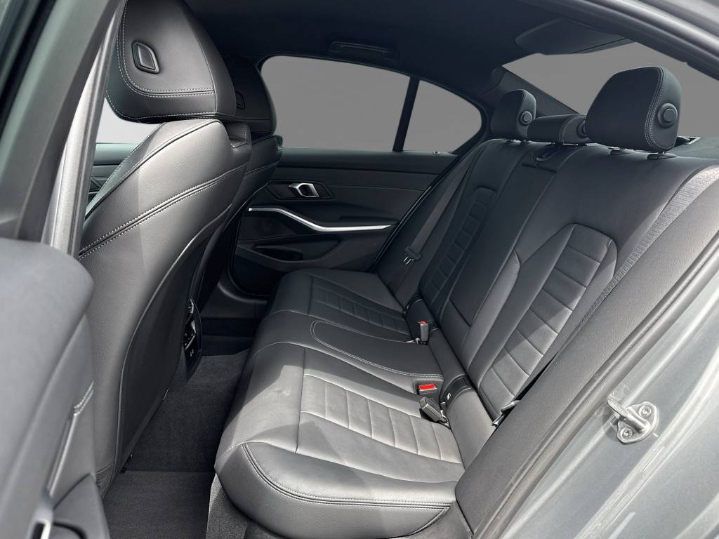 BMW 330e xDrive Steptronic M Sport-image-7