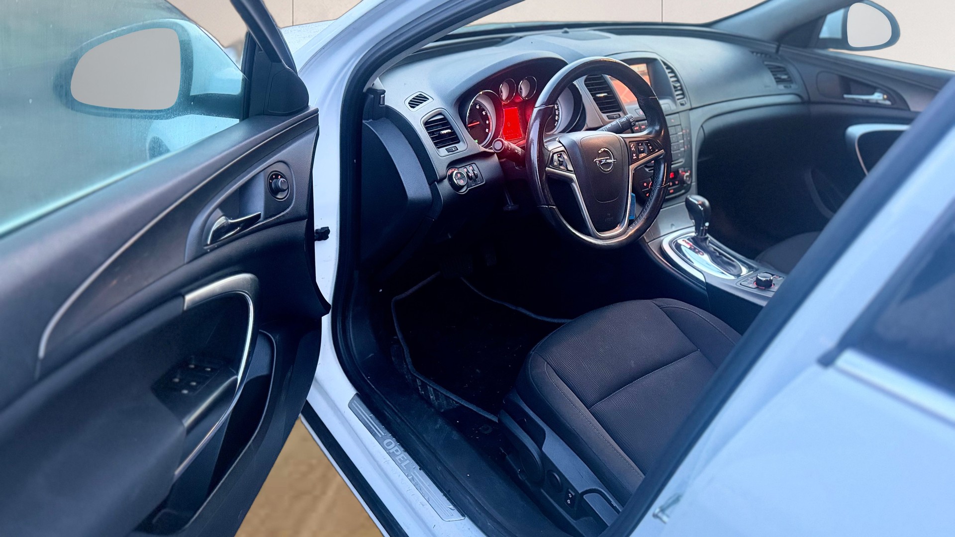 OPEL Insignia ST 2.0 Turbo Cosmo 4WD Aut.-image-9