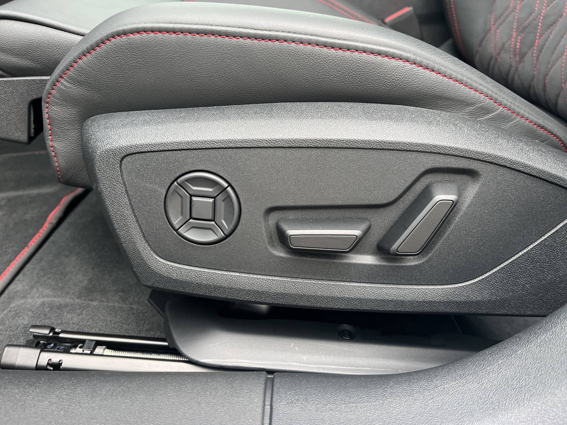 AUDI A6 Avant TFSI quattro 270 kW S tronic*Luftfederung, Allradlenkung, Panodach, Optikpaket-schwarz, 21"Alu, (5-Jahre Garantie)-image-13
