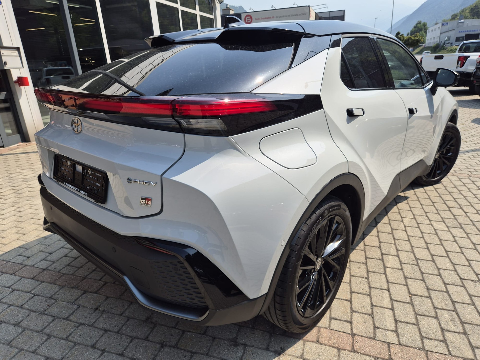 TOYOTA C-HR 2.0 PHEV CVT GR Sport Premire-image-3
