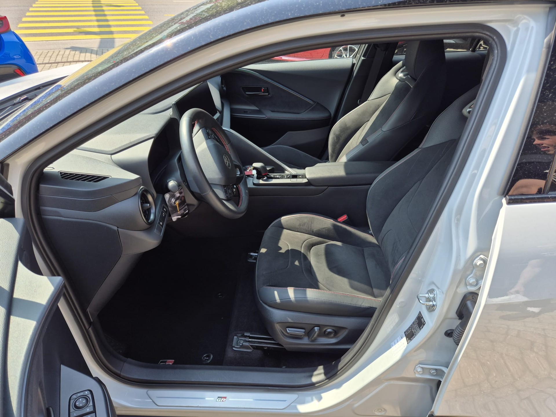 TOYOTA C-HR 2.0 PHEV CVT GR Sport Premire-image-4