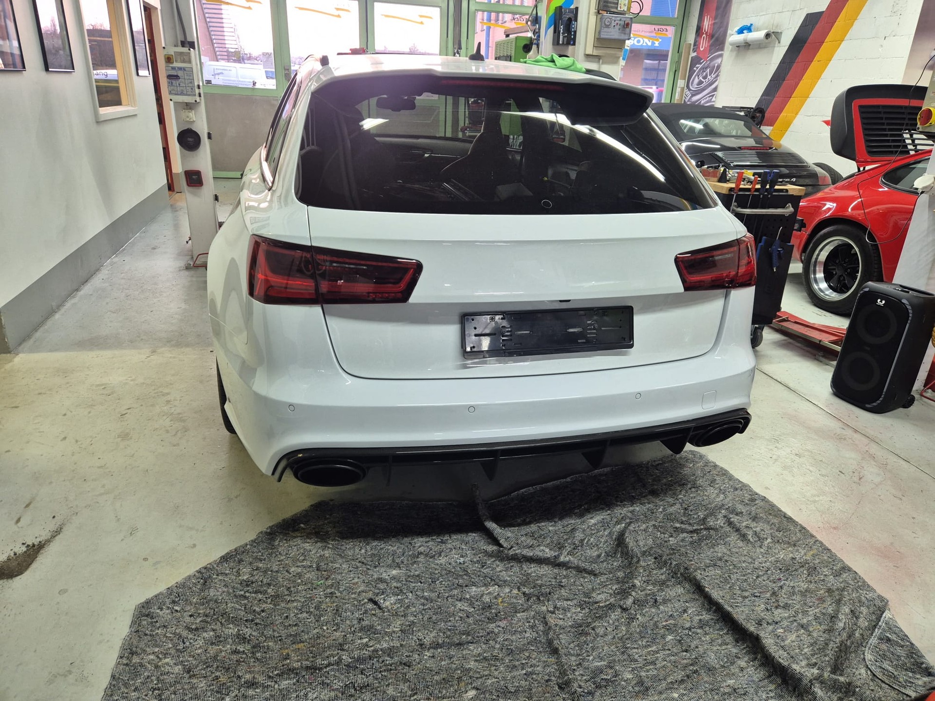 AUDI 4.0 V8 TFSI perform. qu. T-Tr.-image-2