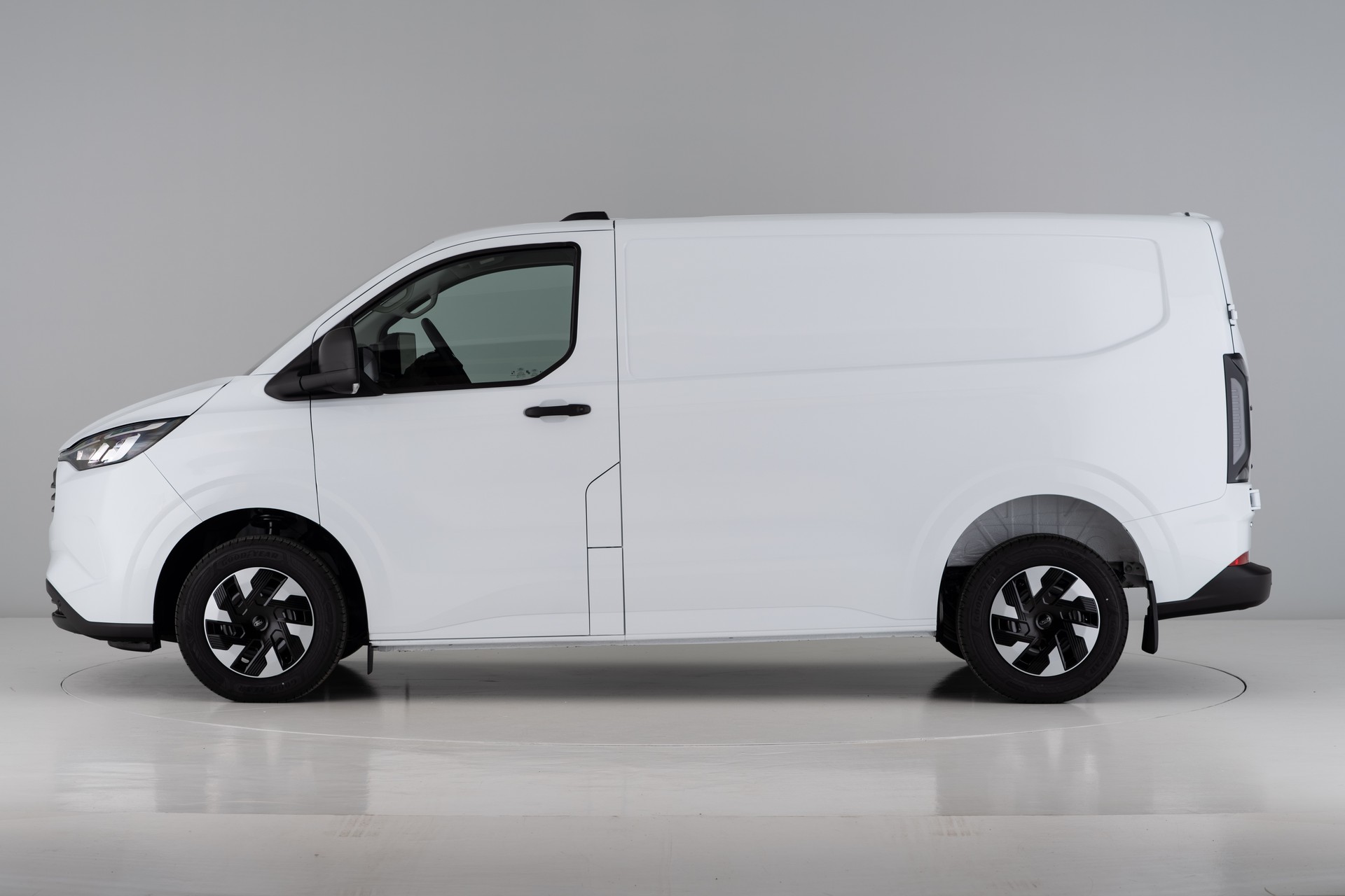 FORD Transit Custom Van 320 L1 2.5 Duratec 233PS Trend PHEV-image-2