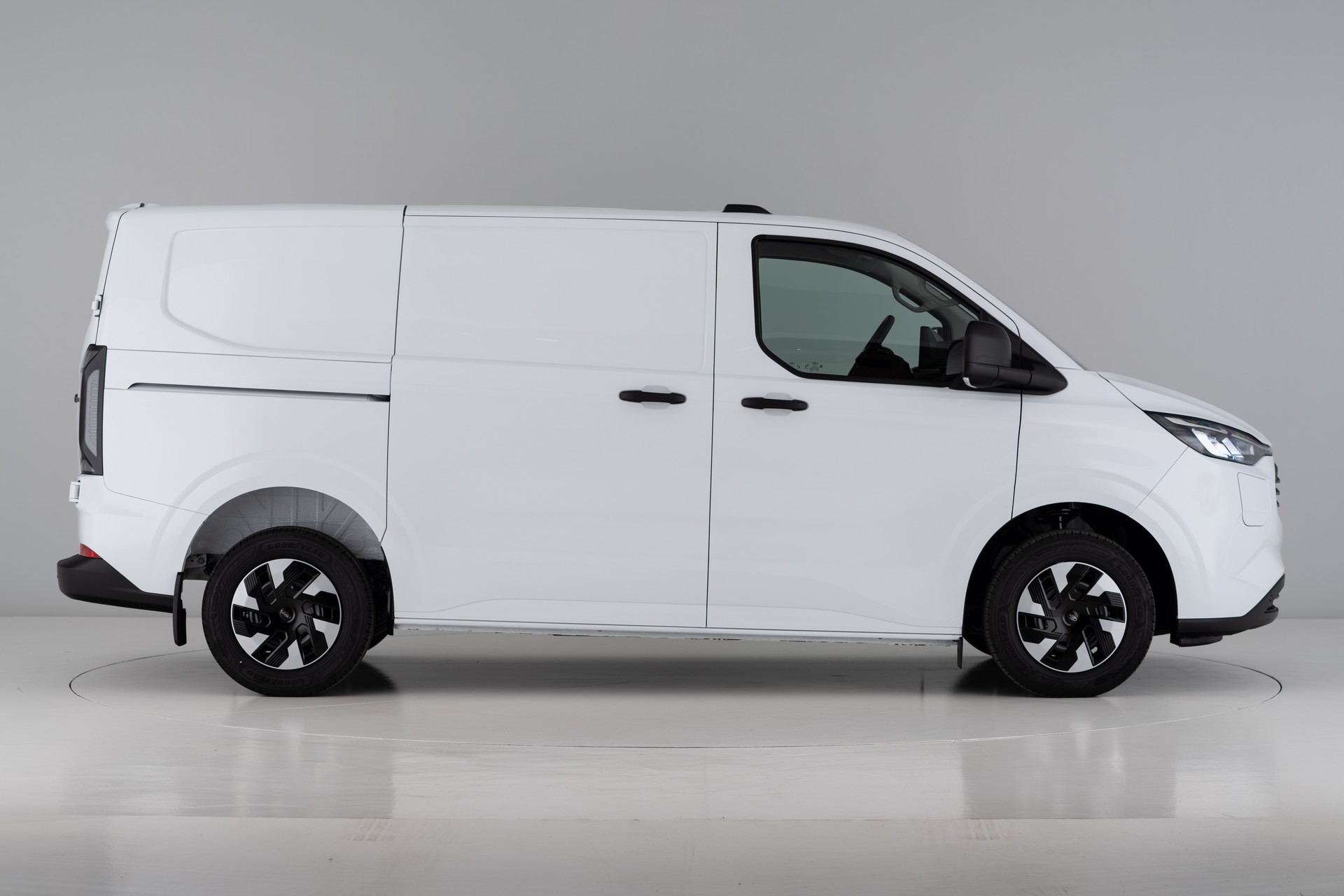 FORD Transit Custom Van 320 L1 2.5 Duratec 233PS Trend PHEV-image-6