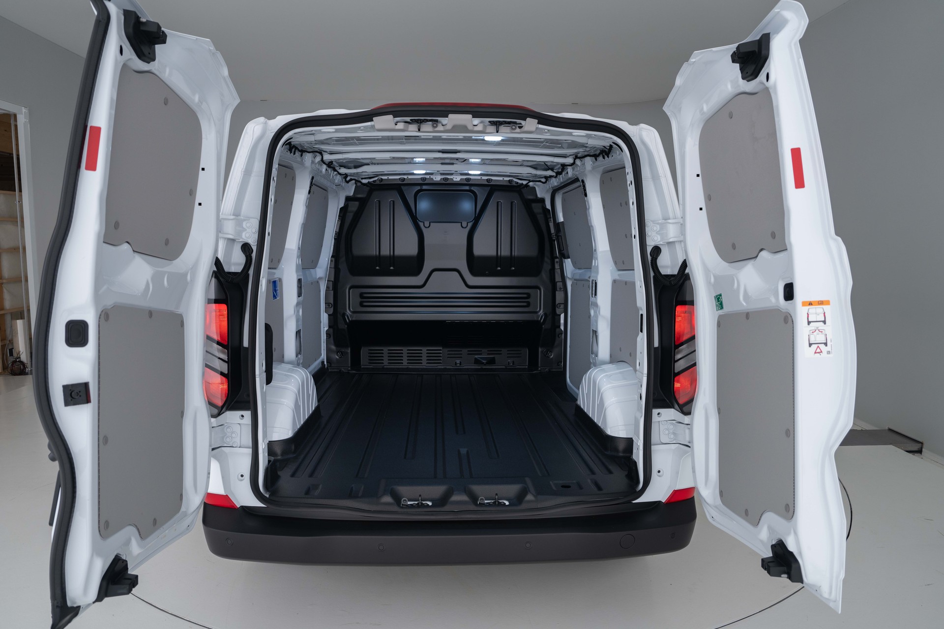 FORD Transit Custom Van 320 L1 2.5 Duratec 233PS Trend PHEV-image-13
