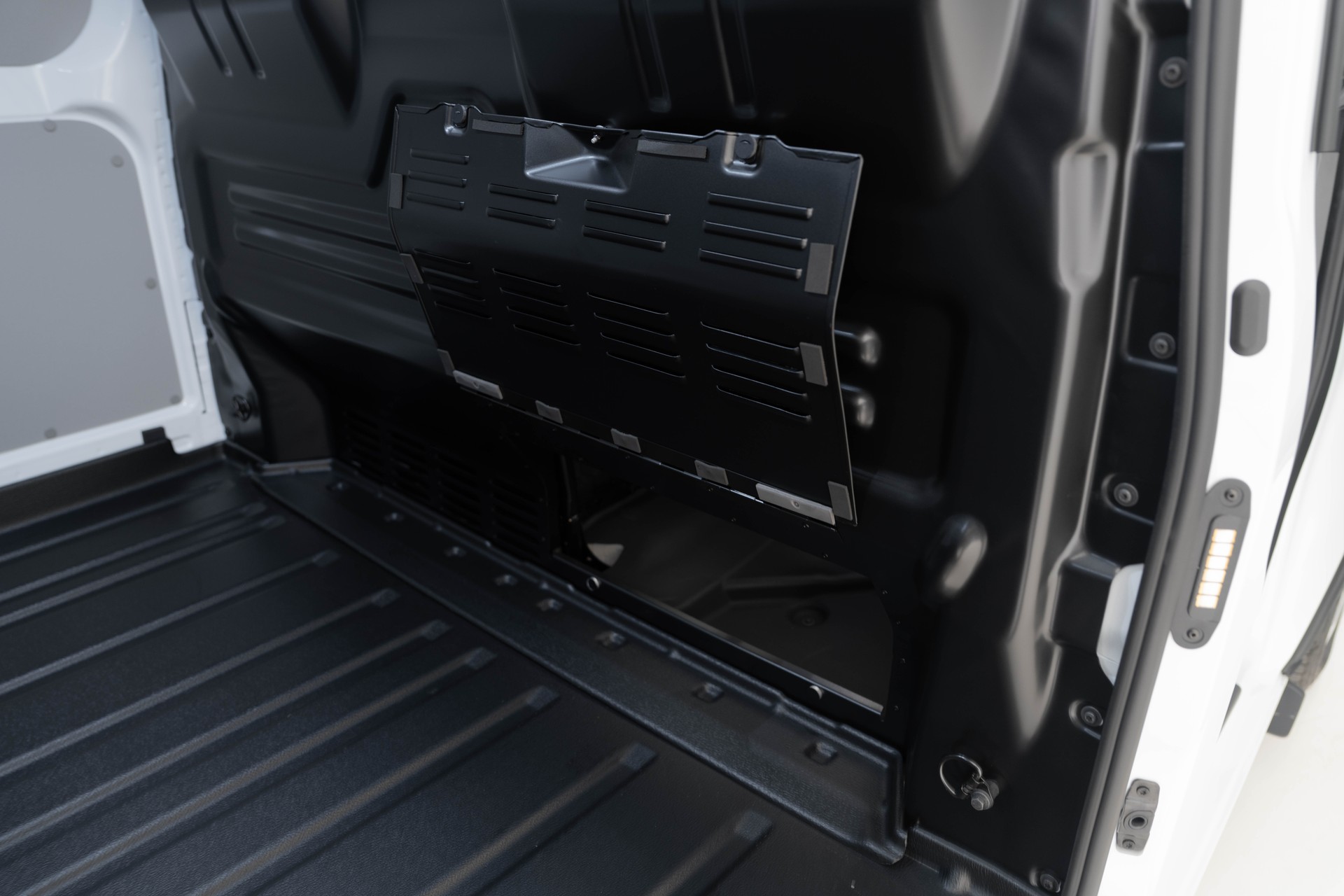 FORD Transit Custom Van 320 L1 2.5 Duratec 233PS Trend PHEV-image-14