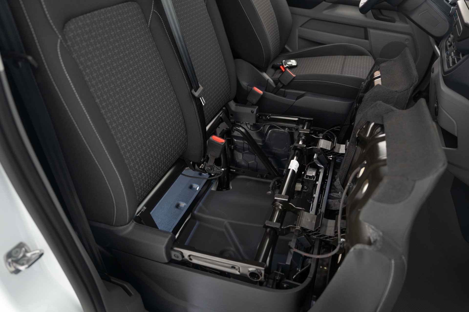 FORD Transit Custom Van 320 L1 2.5 Duratec 233PS Trend PHEV-image-18