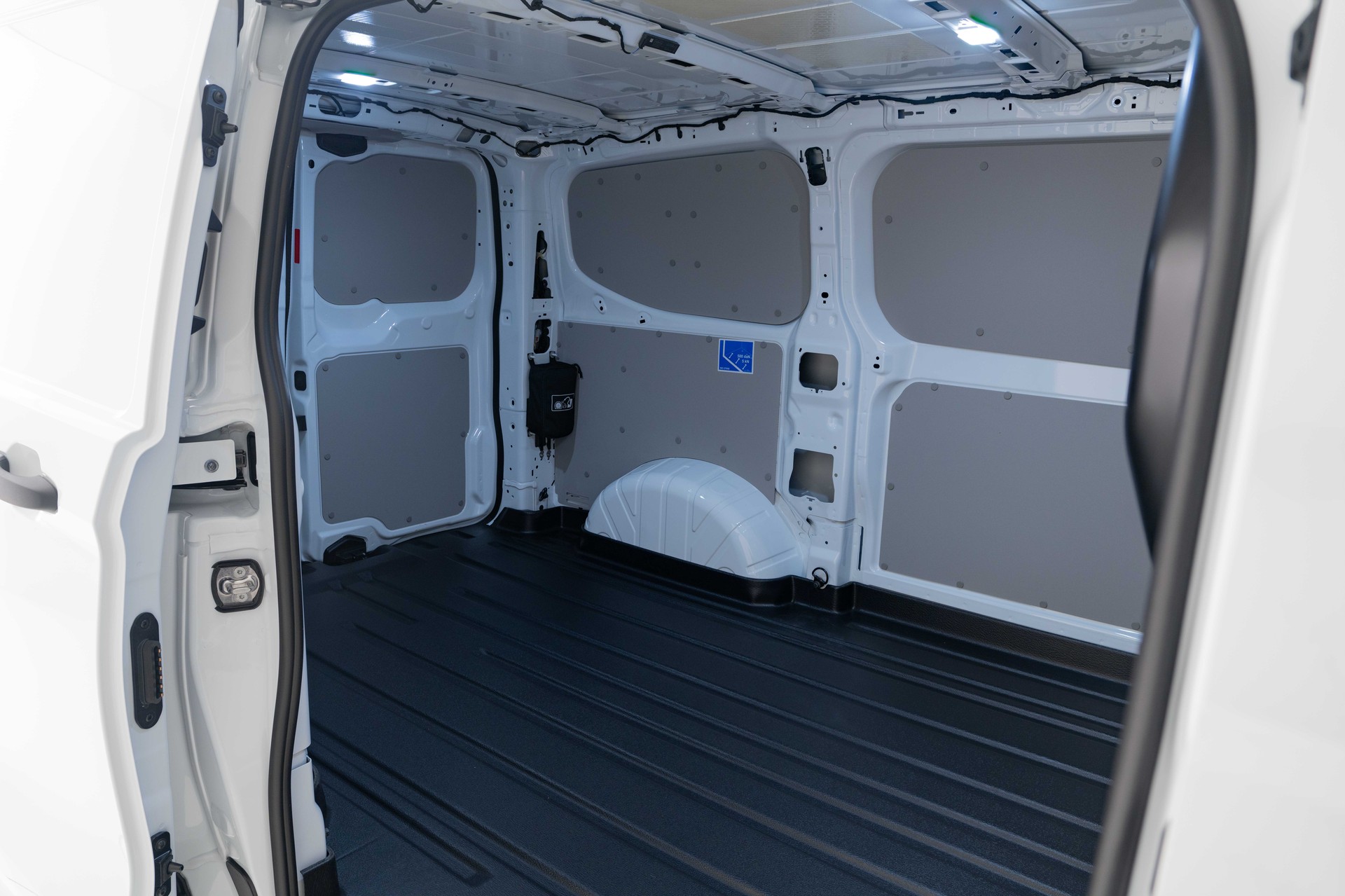 FORD Transit Custom Van 320 L1 2.5 Duratec 233PS Trend PHEV-image-12