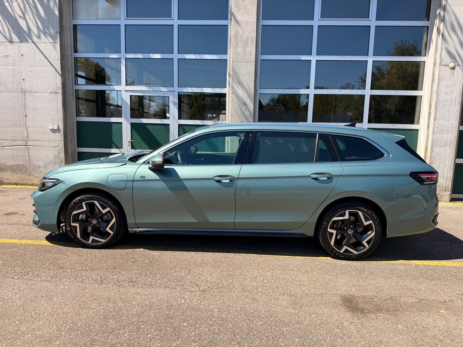 VW Passat Variant 1.5 TSI evo2 Plug-In- Hybrid R-Line DSG-image-2