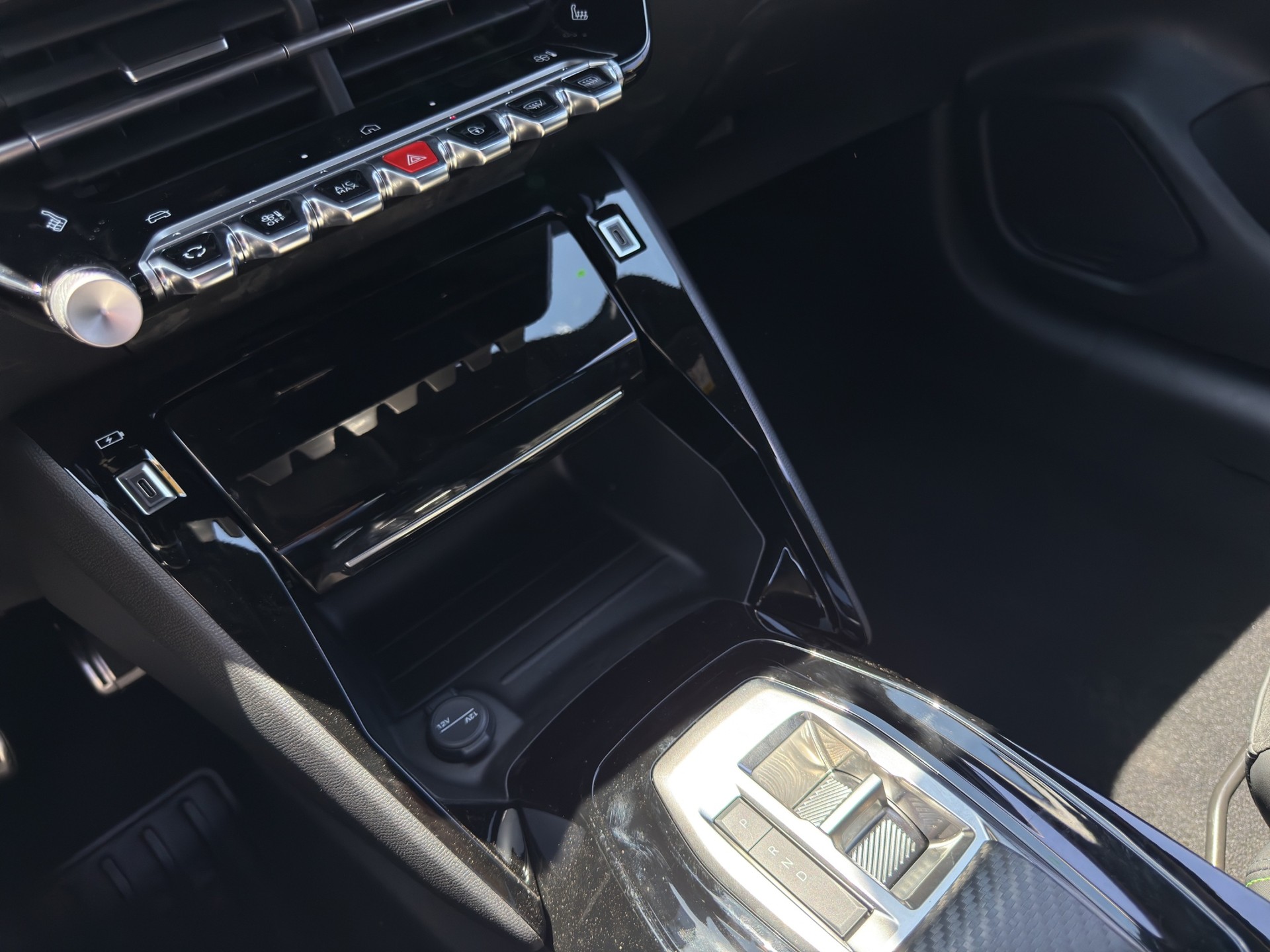 PEUGEOT 208 1.2 MHEV GT Exclusive-image-10