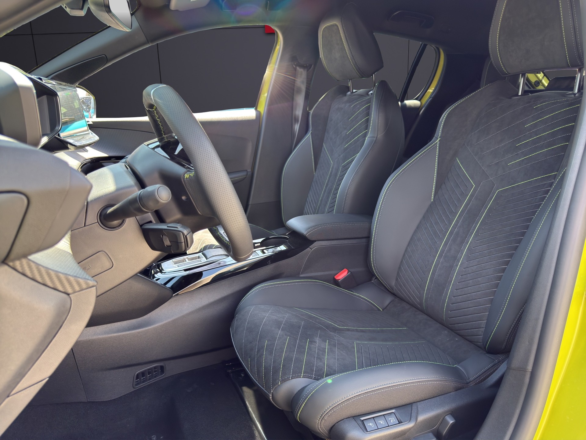 PEUGEOT 208 1.2 MHEV GT Exclusive-image-5