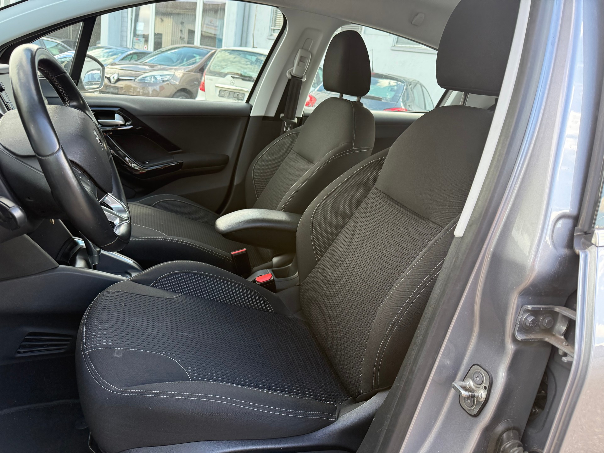 PEUGEOT 208 1.2 PureTech Allure EAT6-image-8