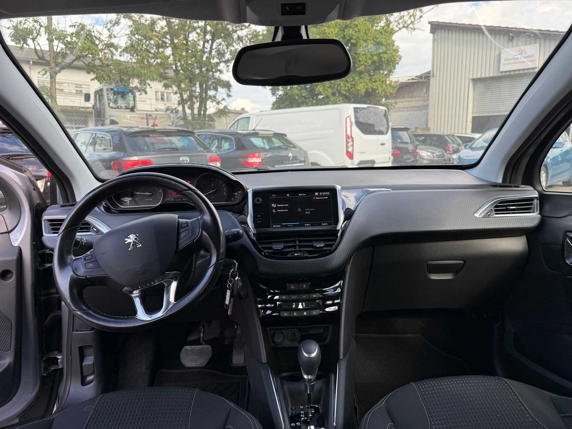 PEUGEOT 208 1.2 PureTech Allure EAT6-image-6