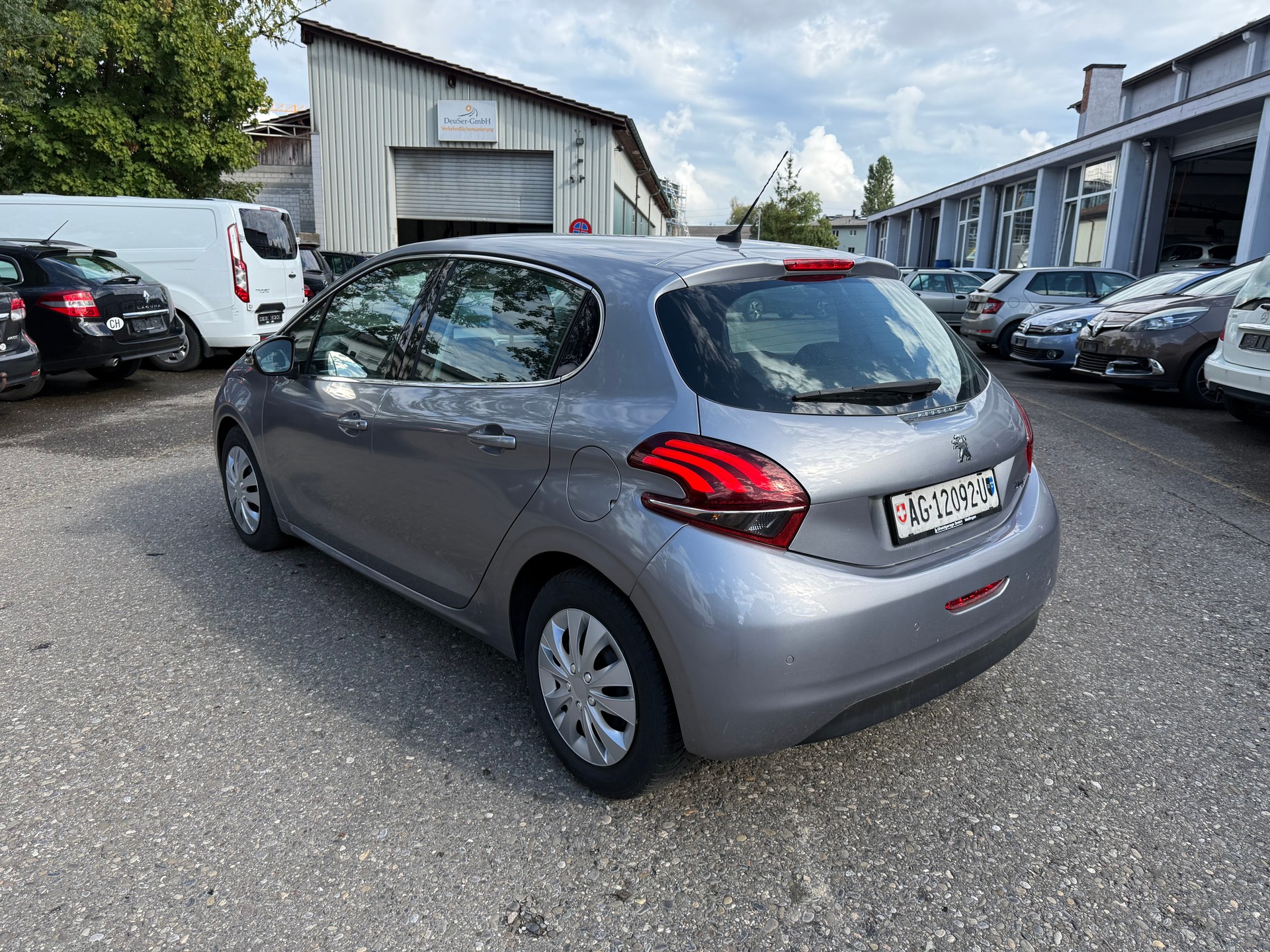 PEUGEOT 208 1.2 PureTech Allure EAT6-image-3