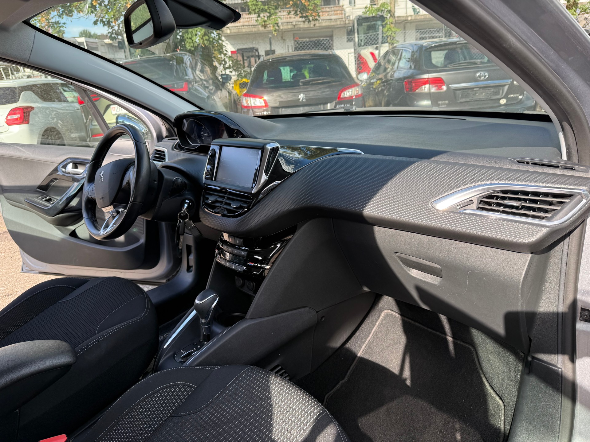 PEUGEOT 208 1.2 PureTech Allure EAT6-image-7