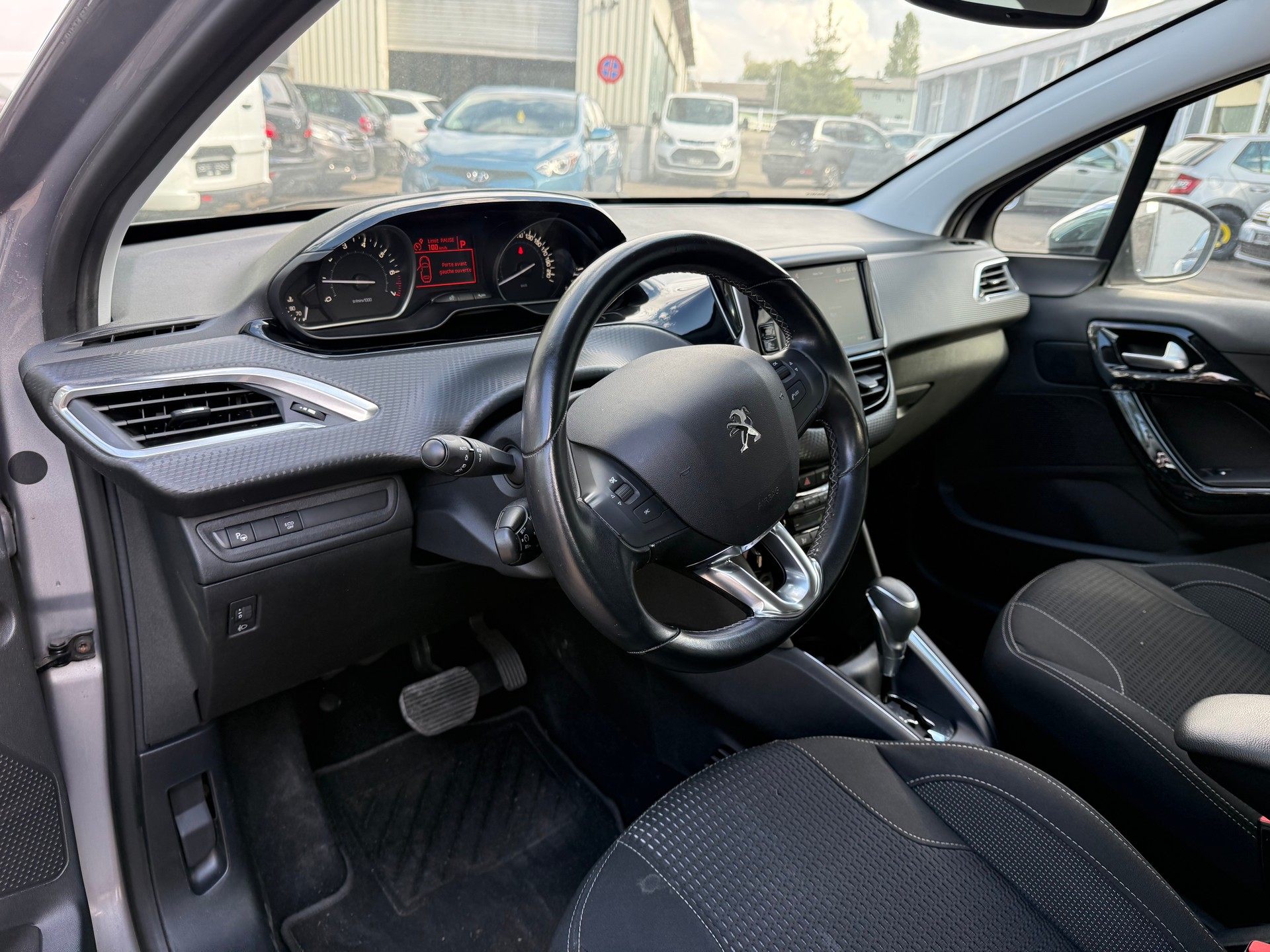 PEUGEOT 208 1.2 PureTech Allure EAT6-image-5