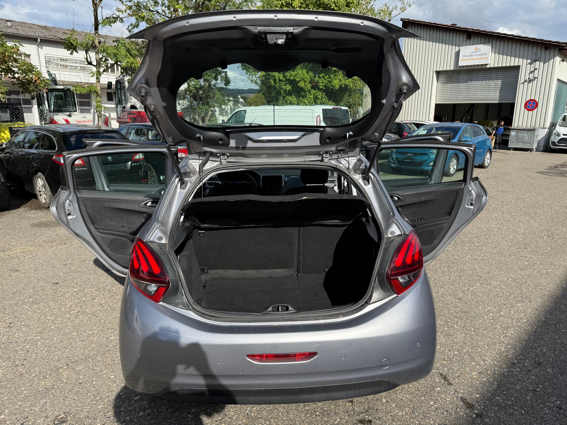 PEUGEOT 208 1.2 PureTech Allure EAT6-image-10