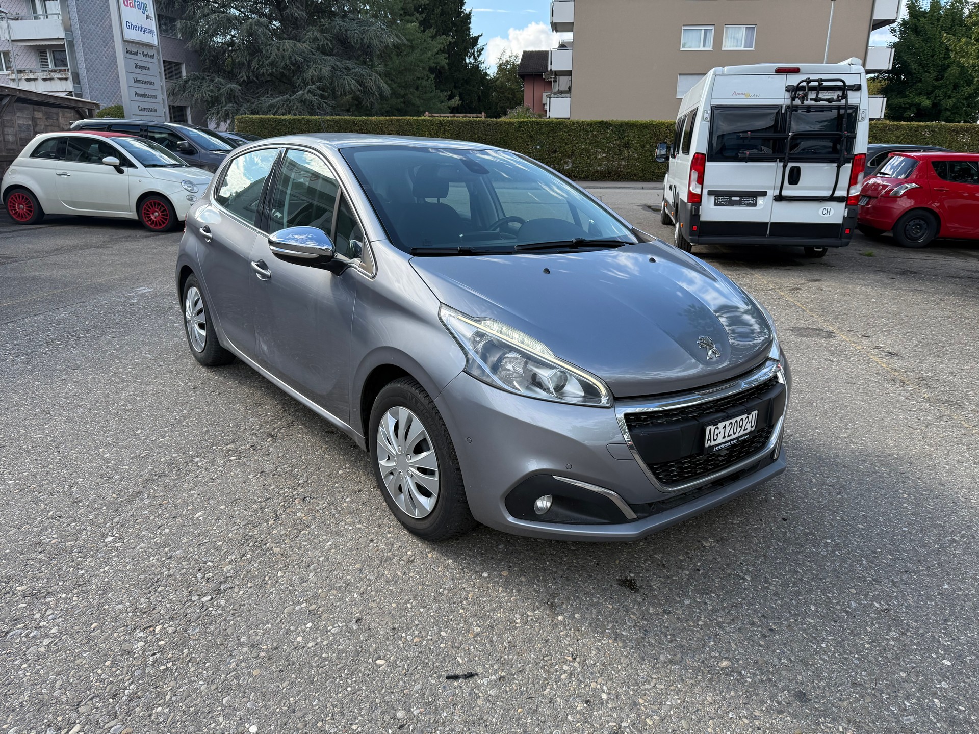 PEUGEOT 208 1.2 PureTech Allure EAT6-image-1