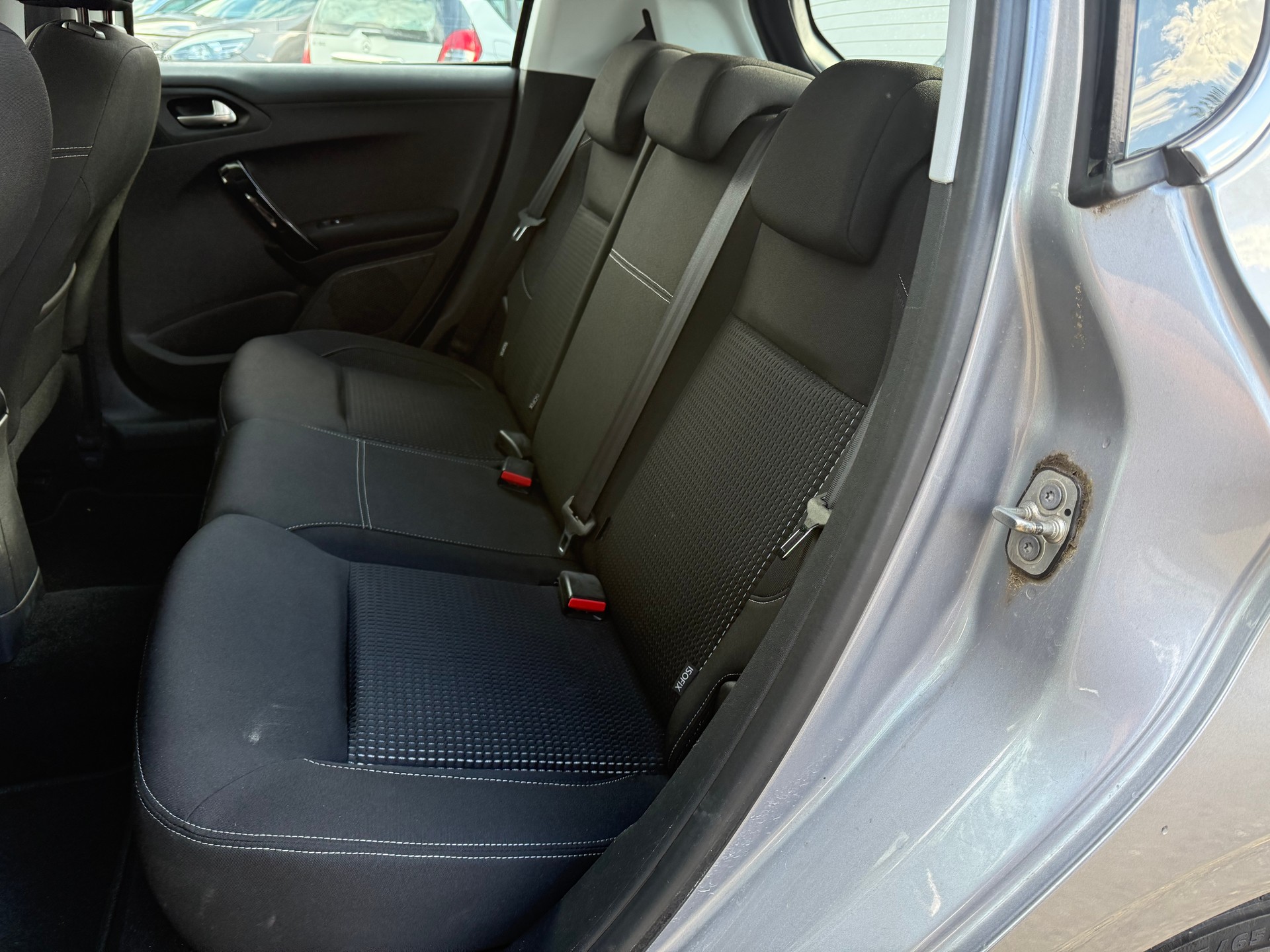 PEUGEOT 208 1.2 PureTech Allure EAT6-image-9