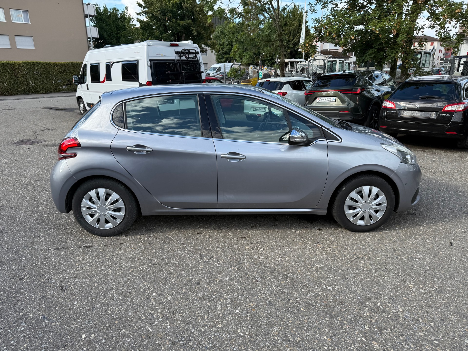 PEUGEOT 208 1.2 PureTech Allure EAT6-image-2