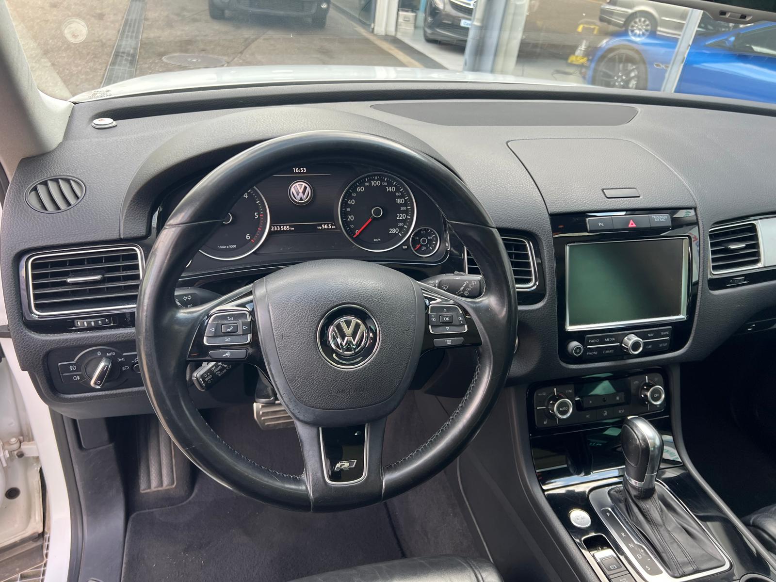 VW Touareg 3.0 TDI R-Line BlueMotion Technology Tiptronic-image-12