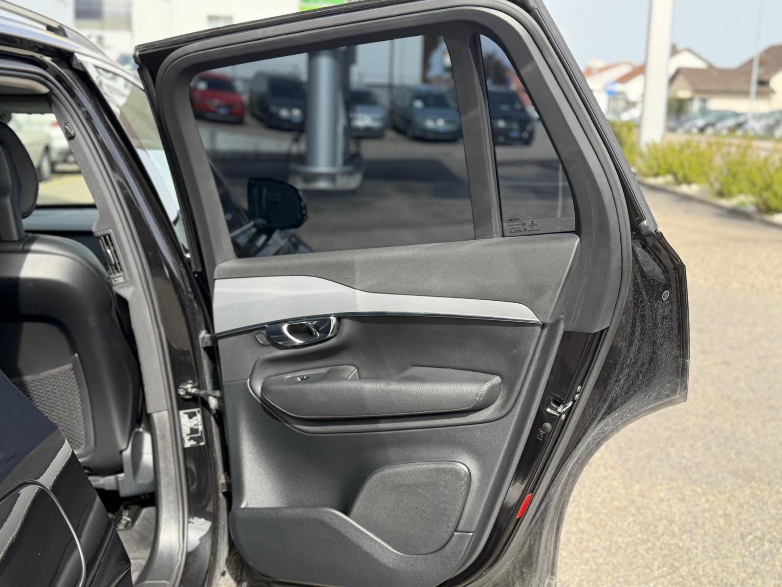 VOLVO XC60 2.4D Momentum Geartronic-image-11